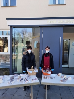 Frau Strauch und Frau Jacobs hinter dem Verkaufsstand